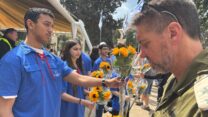 מבצע 'זר לנופל' בבית העלמין הצבאי בכרמיאל (צילום: הנוער העובד והלומד)