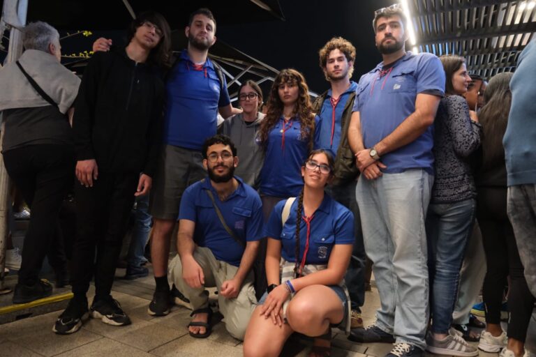 יערה טובה הררי (עומדת במרכז) וחניכי הנוער העובד והלומד. "חשוב לנו להראות שלא כל בני הנוער ככה, שהדור שלנו לא אבוד" (צילום: דוד טברסקי)