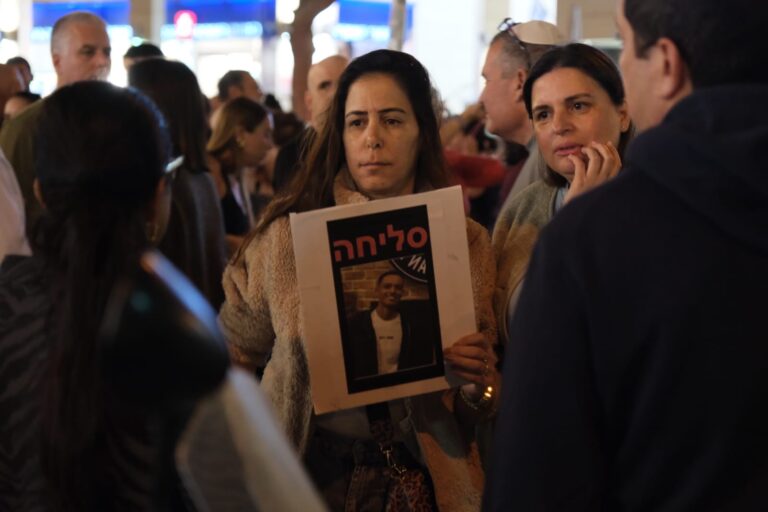 מאיה צמח ואורלי כהן מואס. "שולחות את ילדינו בלב כבד מחוץ לבית" (צילום: דוד טברסקי)