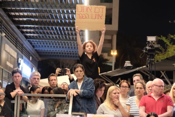 תושבים מוחים במקום הירצחו של ימנו בנימין זלקה בפתח תקווה (צילום: דוד טברסקי)
