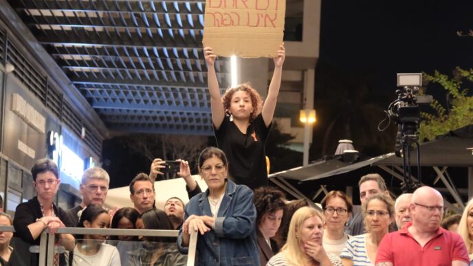 תושבים מוחים במקום הירצחו של ימנו בנימין זלקה בפתח תקווה. למצולמים אין קשר לכתבה (צילום: דוד טברסקי)