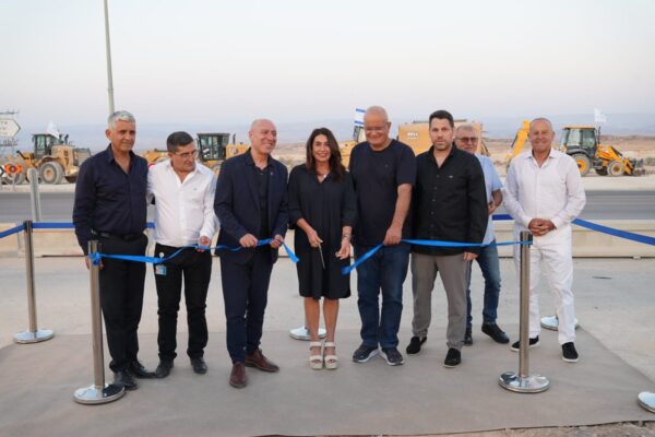 שרת התחבורה מירי רגב (במרכז) בחנוכת מקטעים ששודרגו בכביש 90 (צילום: נתיבי ישראל)