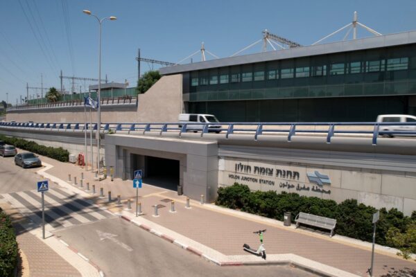 תחנת הרכבת צומת חולון (צילום: טל הפקות וידאו)