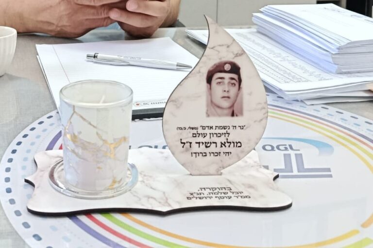 תמונתו של רשיד מולא ז"ל ונר הנשמה, על שולחנו של בנו ווליד מולא (צילום: יניב שרון)