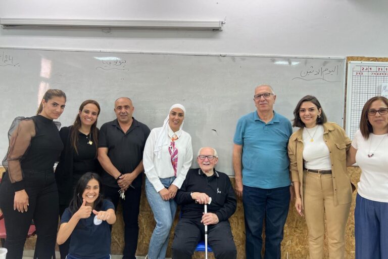 יעקב באום עם מורים ותלמידים בבית הספר בחיפה בו סיפר את סיפורו (צילום: אלבום פרטי)