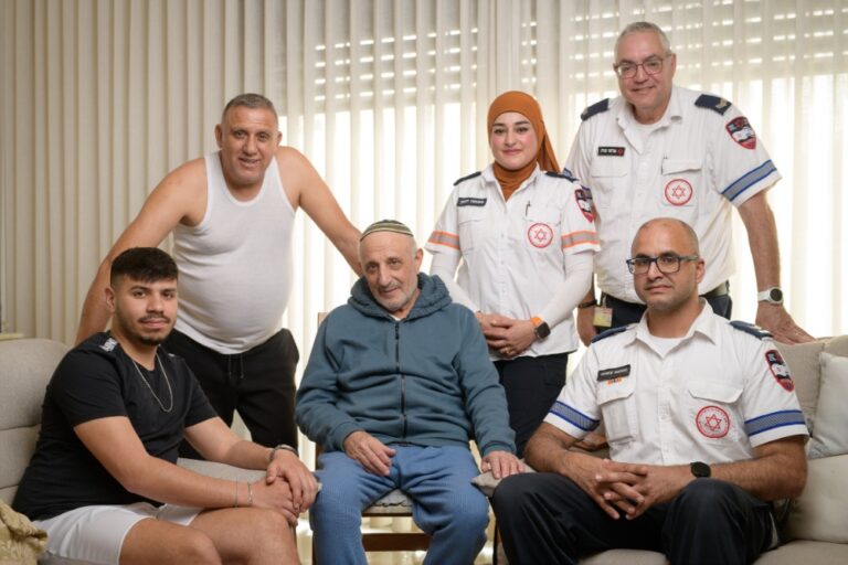 אנשי מד"א והשכנים שהצילו את חייו של אשר קיסוס. יושבים, מימין: קובי פילו, אשר קיסוס, ניב בן-דוד; עומדים: מוסטפא שחאדה, פאטמה חזבון, יעקב בן-דוד (צילום: יונתן בלום)