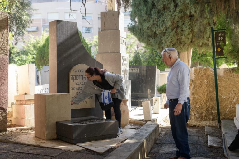 שרית טונדובסקי, בתו של ניצול שואה מפודמביצה, מגיעה בכל שנה לסדר נרות ודגלים ליד האנדרטאות לקהילות שנספו בשואה (צילום: יונתן בלום)