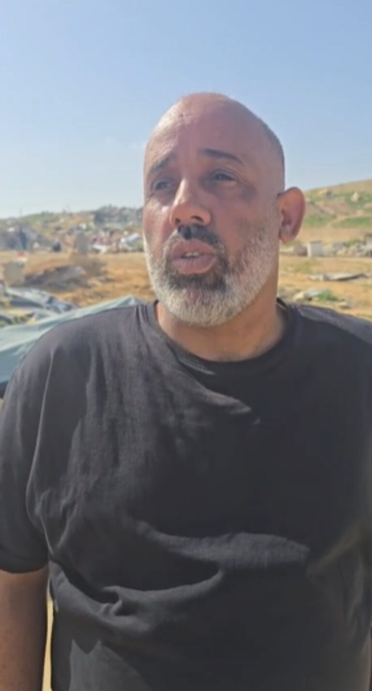 זיאד אל עמראני על רקע הריסות ביתו (צילום: המועצה לכפרים לא מוכרים)