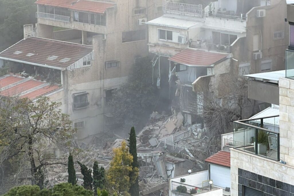 נזק מפגיעת טיל איראני בחיפה (צילום: מתוך רשתות חברתיות, שימוש לפי סעיף 27א לחוק זכויות יוצרים) נזק מפגיעת טיל איראני בחיפה (צילום: מתוך רשתות חברתיות, שימוש לפי סעיף 27א לחוק זכויות יוצרים)