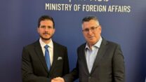 שר החוץ גדעון סער והשליח המיוחד לעולם הנוצרי ג'ורג' דיק (צילום: משרד החוץ)