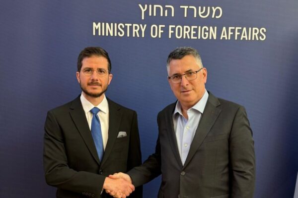 שר החוץ גדעון סער והשליח המיוחד לעולם הנוצרי ג'ורג' דיק (צילום: משרד החוץ)