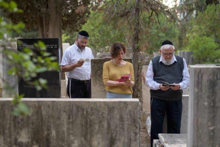 בני משפחת פוגל באזכרה לסבתם בבית העלמין נחלת יצחק (צילום: יונתן בלום)