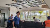 שחר פינאל (מימין), אסף שליט ובן ברנדס, מתנדבי שנת שירות בבני המושבים, מסייעים לארגן בית שנפגע מטיל במושב אשתאול. "מי שנפגע לו הבית לא צריך להתמודד עם זה לבד" (צילום: מיכל מרנץ)