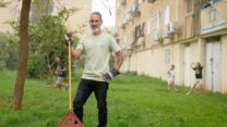 חן בראונשטיין וילדים בחצר הבלוק המשותף בו הוא מתגורר בטירת כרמל (צילום: יונתן בלום)