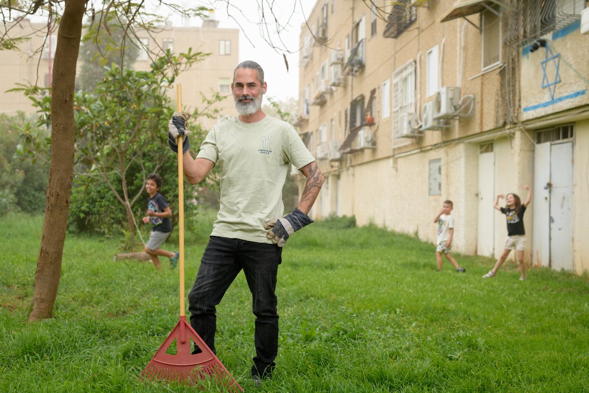 חן בראונשטיין וילדים בחצר הבלוק המשותף בו הוא מתגורר בטירת כרמל (צילום: יונתן בלום) חן בראונשטיין וילדים בחצר הבלוק המשותף בו הוא מתגורר בטירת כרמל (צילום: יונתן בלום)