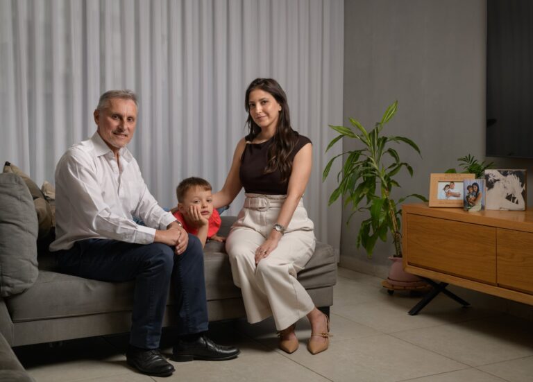 מורן (מימין), לני וארי דיטש. מורן: "פשוט לחיות כל יום כיום, לשרוד את היום הזה. לעשות את הדברים הקטנים, לאט, להסתכל אחורה ולראות כמה התקדמתי" (צילום: יונתן בלום)