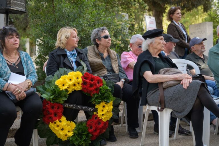 טקס זיכרון לקהילת ליטא ביום הזיכרון לשואה ולגבורה, סמוך לאנדרטה לזכר יהודי ליטא (צילום: יונתן בלום)