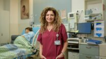מוניק אטיאס בחדר לידה ממוגן בסורוקה (צילום: יונתן בלום)