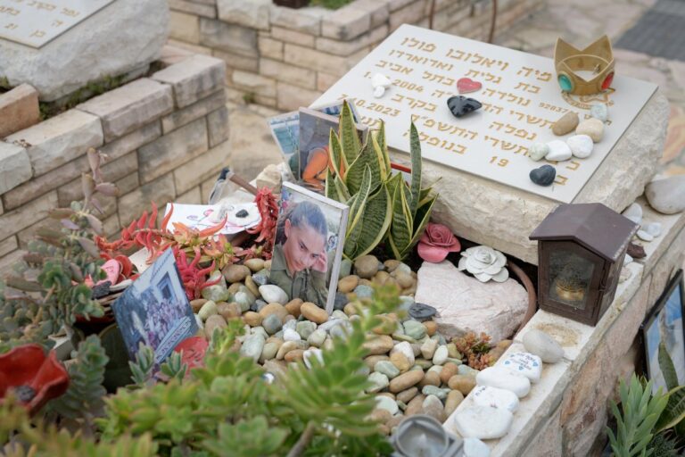 קברה של רב"ט מיה ויאלובו פולו, תצפיתנית במוצב נחל עוז שנפלה ב-7 באוקטובר 2023 (צילום: יונתן בלום)