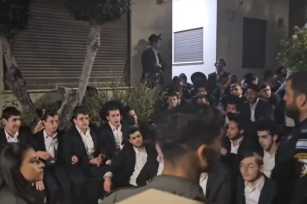 חרדים מתבצרים בחצר ביתו של מפקד המשטרה הצבאית, תא"ל יובל יאמין (צילום: רשתות חברתיות, שימוש לפי סעיף 27א' לחוק זכויות יוצרים)