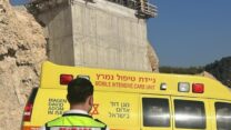 זירת תאונת העבודה במחצבה סמוך לנווה מיכאל (צילום: דוברות צוות הצלה)