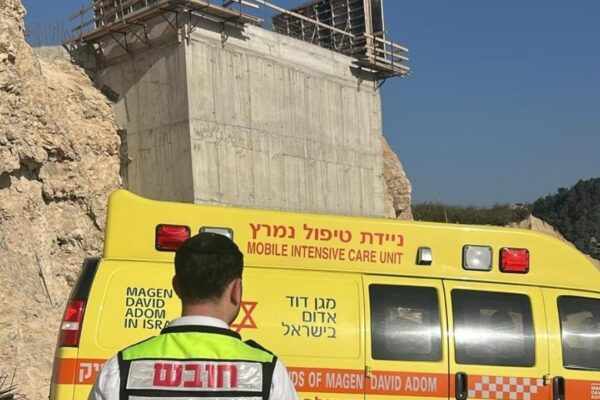 זירת תאונת העבודה במחצבה סמוך לנווה מיכאל (צילום: דוברות צוות הצלה)