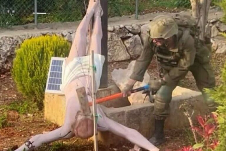 תיעוד של חייל בדרום לבנון כשהוא מנתץ פסל של ישו (צילום: מרשתות חברתיות, שימוש לפי סעיף 27א')