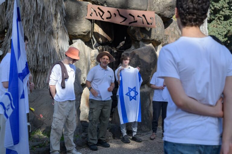 אלעד מלמד, מורה בבית הספר שמעון בן צבי בגבעתיים, עם תלמידים ליד האנדרטה לנספים במחנה ההשמדה טרבלינקה (צילום: יונתן בלום)