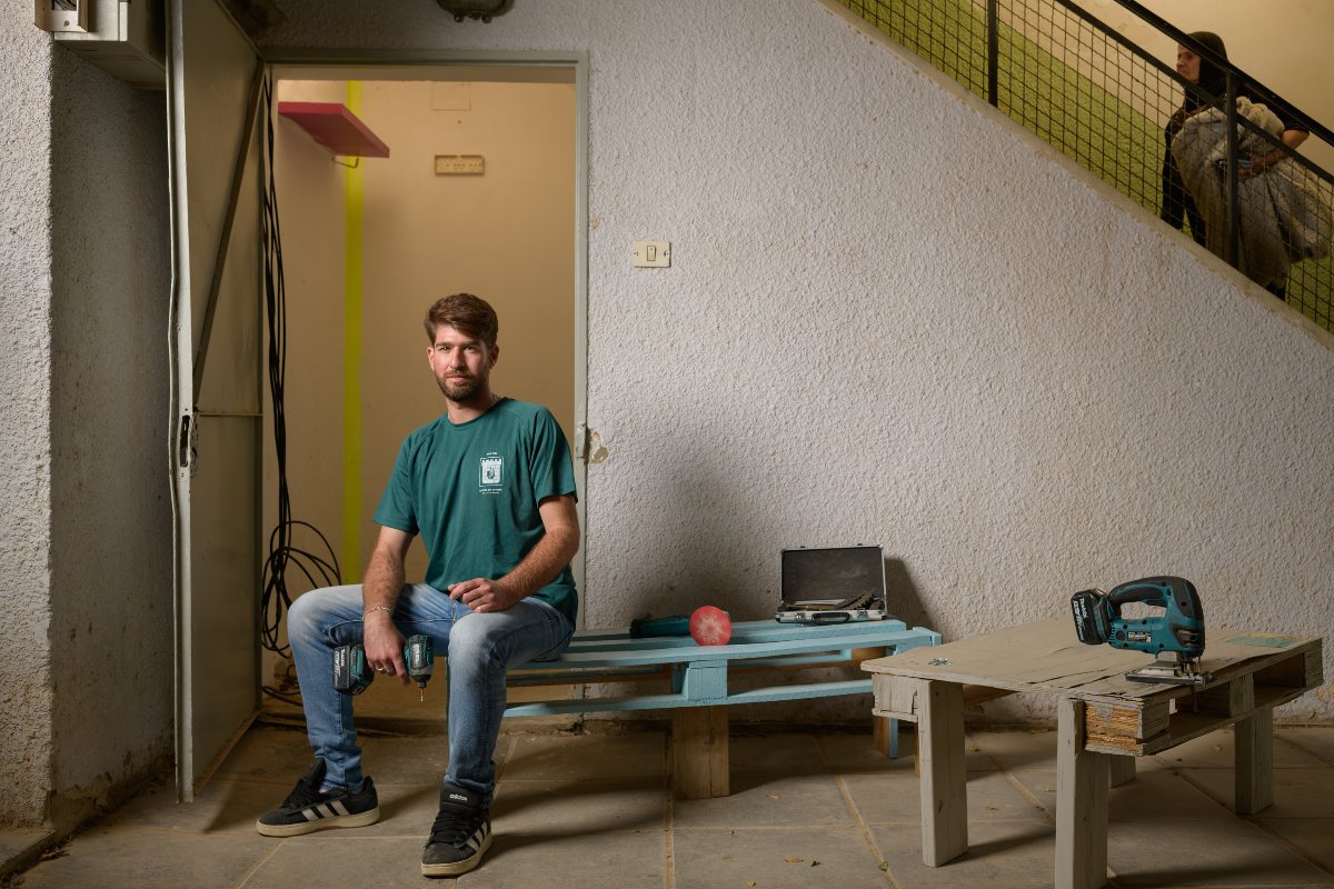 אורי ידבבנר על ספסל שבנה במקלט בבאר שבע (צילום: יונתן בלום)