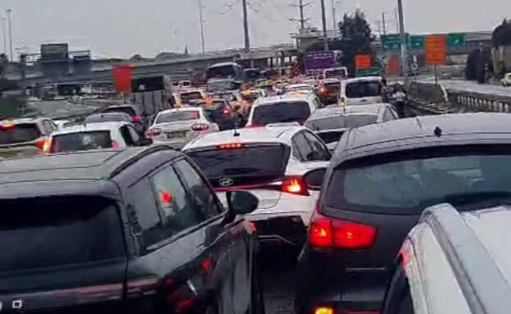 אזרחים עוצרים בכביש בזמן האזעקה (צילום: לפי חוק 27א׳ לזכויות יוצרים) אזרחים עוצרים בכביש בזמן האזעקה (צילום: לפי חוק 27א׳ לזכויות יוצרים)