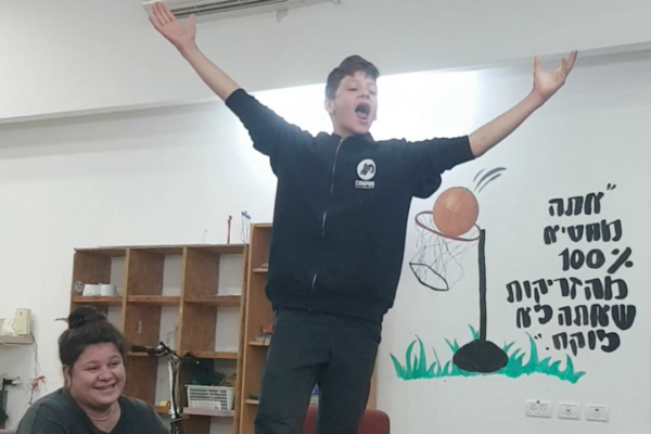 גיא לודר בפעילות ביובלים. "שאלתי את הרכזים 'מי זה הילד הרועש הזה'" (צילום: אלבום פרטי)