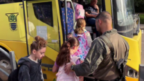 אוטובוס של המועצה האזורית מטה אשר ביום החזרה ללימודים לאחר הפסקת האש (צילום מסך)