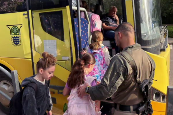 אוטובוס של המועצה האזורית מטה אשר ביום החזרה ללימודים לאחר הפסקת האש (צילום מסך)