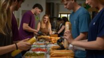 ימית זהבי (במרכז) עם מתנדבי חמ"ל השניצלים בביתה בלהבות הבשן (צילום: יונתן בלום)