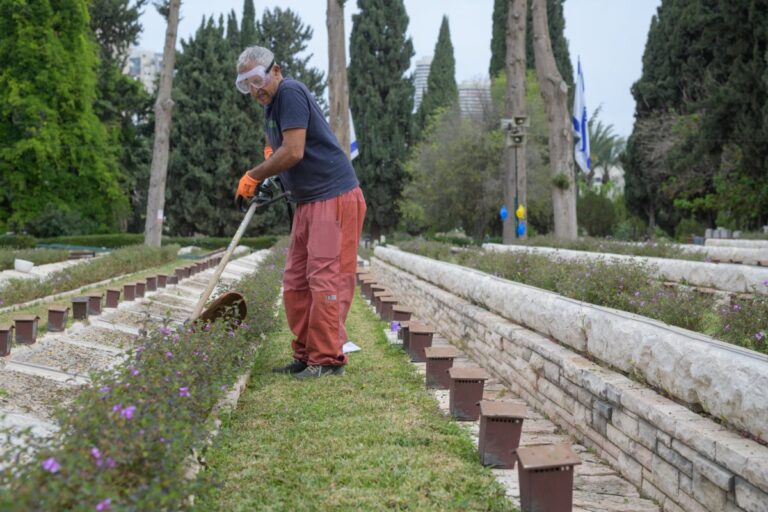 יואב משה, הגנן של בית העלמין, בהכנות ליום הזיכרון (צילום: יונתן בלום)