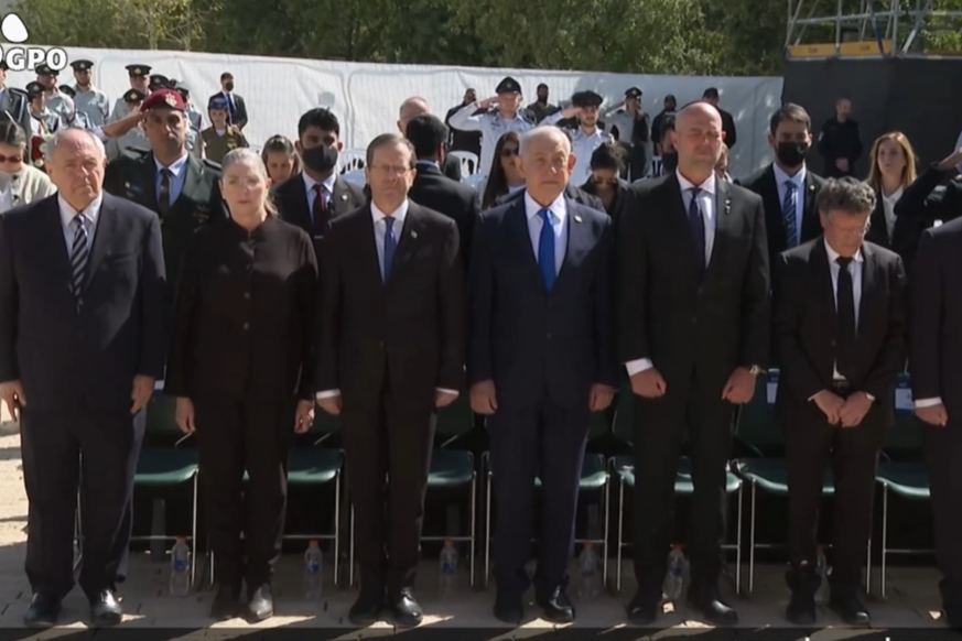 מעמד הנחת הזרים ביד ושם (צילום מסך) מעמד הנחת הזרים ביד ושם (צילום מסך)