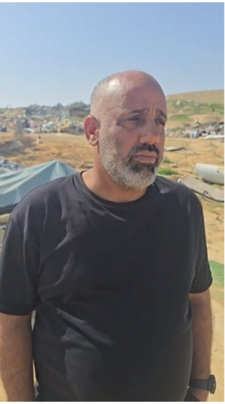 זיאד אל עמראני על רקע הריסות ביתו (צילום: המועצה לכפרים לא מוכרים)