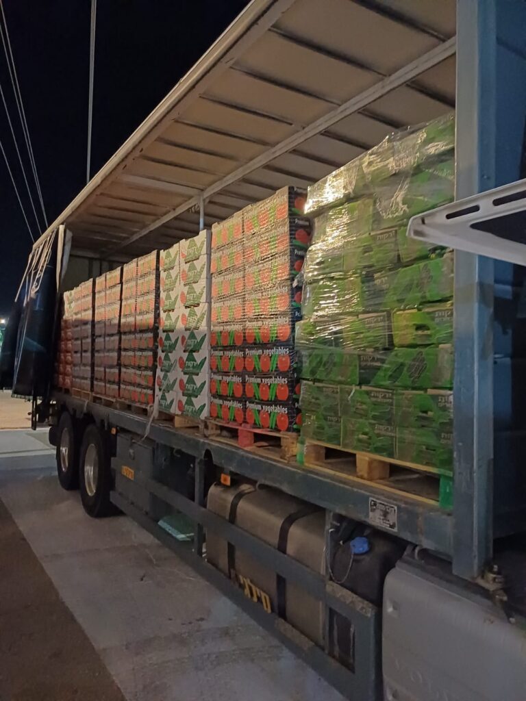 משאית שמבריחה פירות וירקות דרך מחסום הבקעה (צילום: משרד הבריאות)