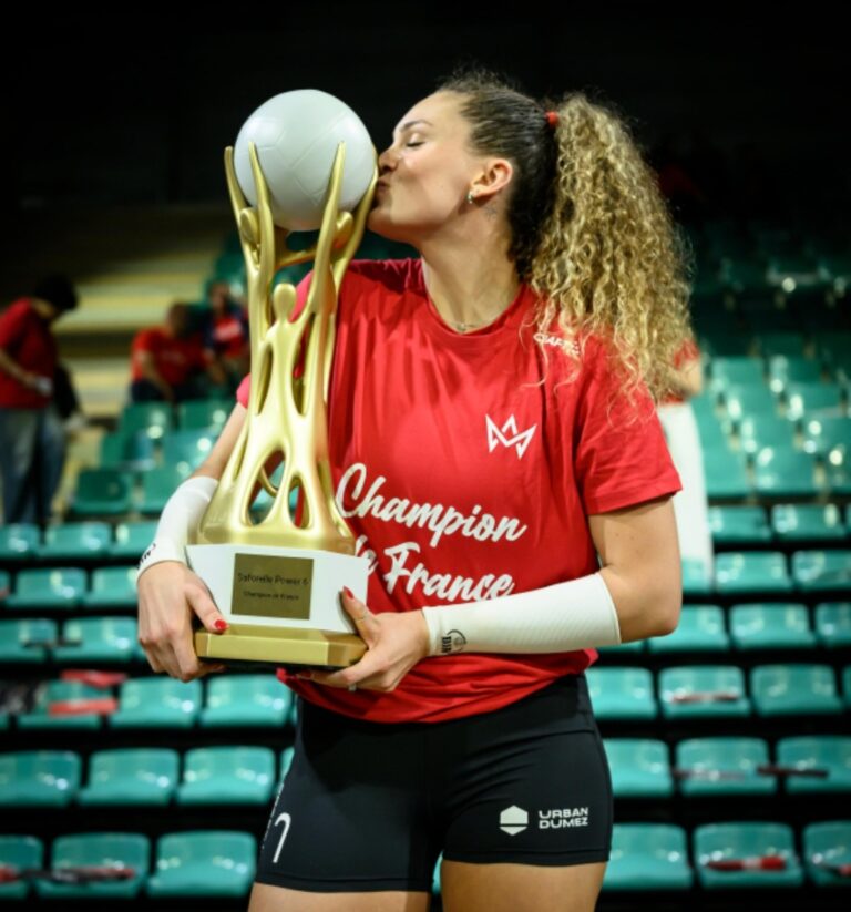 ולרי גמנוביץ' חוגגת אליפות (צילום: jermie scmitt ו– Volley Mulhouse Alsace)
