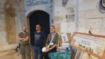 יסכה הרני ומתנדבי מרכז הנתונים לחופש דת בכניסה למנזר ברובע הארמני (צילום: ירון וייס)