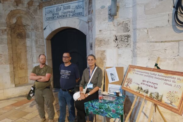 יסכה הרני ומתנדבי מרכז הנתונים לחופש דת בכניסה למנזר ברובע הארמני (צילום: ירון וייס)
