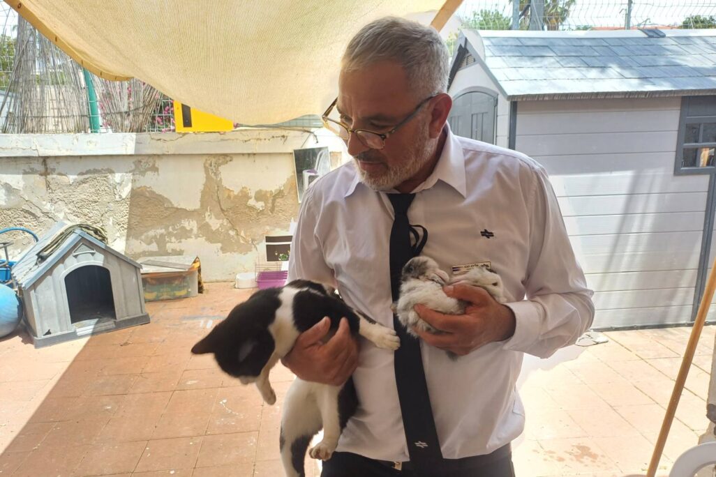 אליהו סבג, החתולה דסי והארנבונים (צילום: אמיתי פרץ)