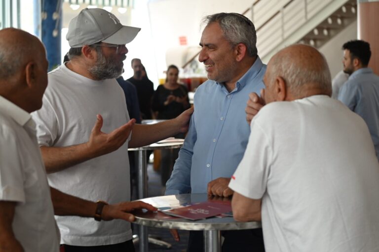 השר דאב אלקין וח"כ לשעבר אורן חזן מדברים במתחם האירוע (צילום: אור גואטה)