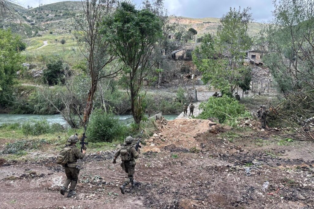 כוחות חטיבת גולני בהשתלטות על אזור בנהר הליטאני בלבנון (צילום: דובר צה"ל) כוחות חטיבת גולני בהשתלטות על אזור בנהר הליטאני בלבנון (צילום: דובר צה"ל)