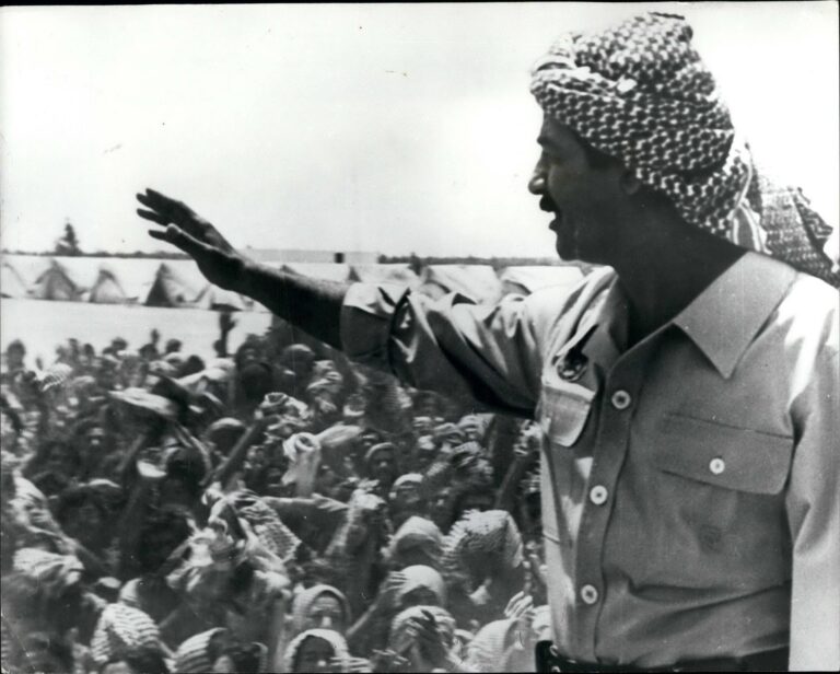 נשיא עירק לשעבר סדאם חוסיין עם כוחות הצבא העירקי לפני פלישה לאיראן. ההגנה מפני האויב המושבע תפסה את מרכז הבמה (צילום: ZUMA Press Wire via Reuters)