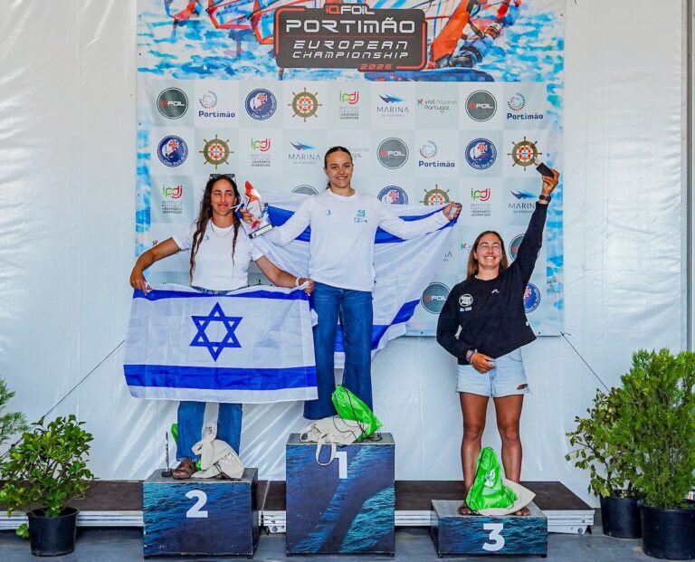 שטיינברג וטיבי על הפודיום במקומות הראשון והשני (צילום: SAILING ENERGY)