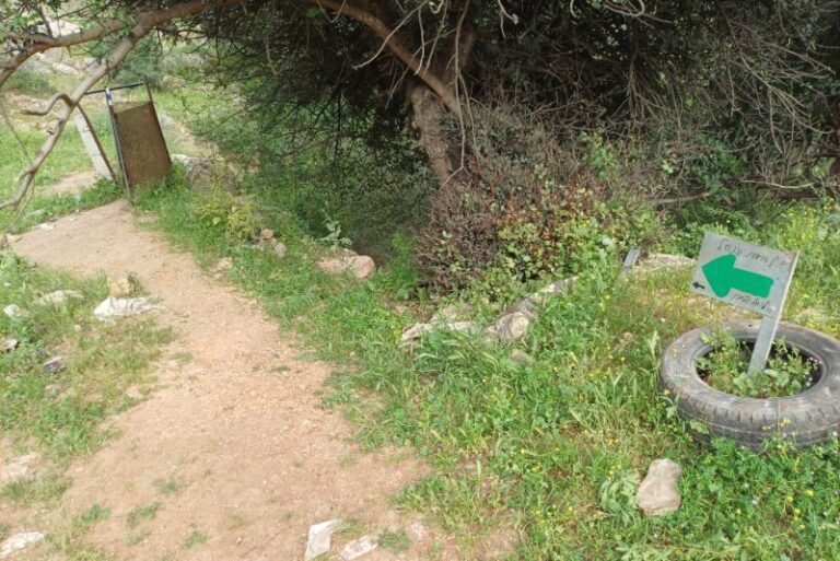 שלט שמכווין לזרימה המחודשת של נחל צלמון, סמוך למחלף נחל צלמון (צילום: אמיתי פרץ)