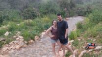 דני גינס ונוגה קריסטל בנחל צלמון (צילום: אמיתי פרץ)
