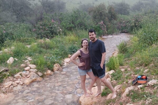 דני גינס ונוגה קריסטל בנחל צלמון (צילום: אמיתי פרץ)