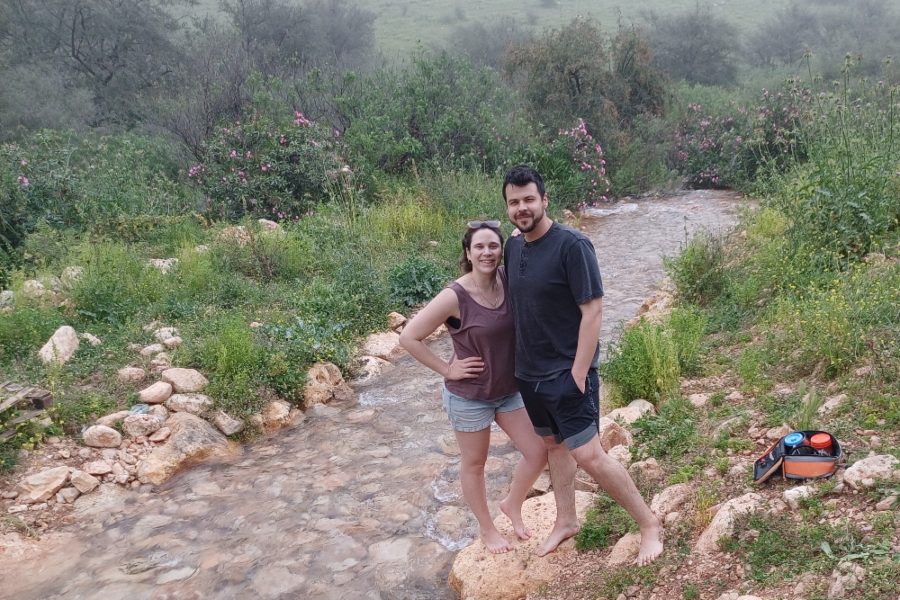 דני גינס ונוגה קריסטל בנחל צלמון (צילום: אמיתי פרץ)